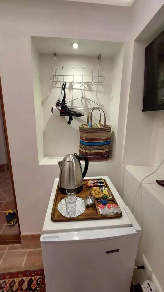 سینی پذیرایی با کتری برقی و تنقلات در سرای سهراب