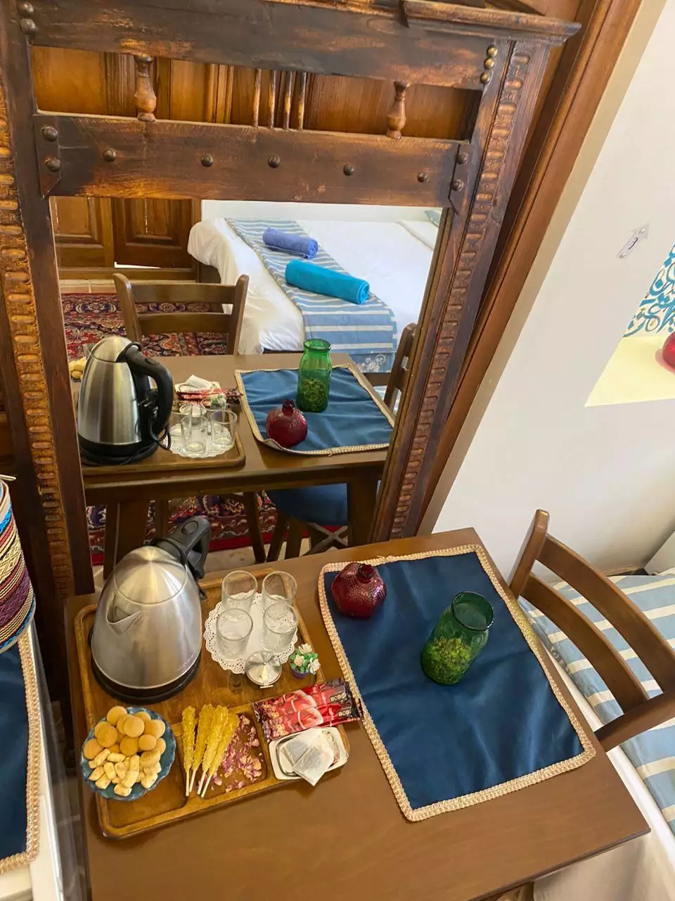 میز پذیرایی با کتری و ظروف کنار تخت در سرای سهراب