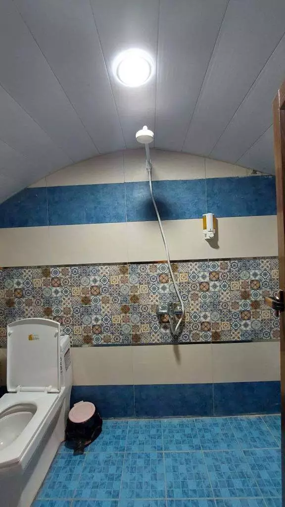 دوش و توالت با کاشی‌کاری آبی در سرای سهراب