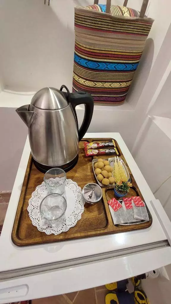 سینی پذیرایی با کتری برقی در سرای سهراب