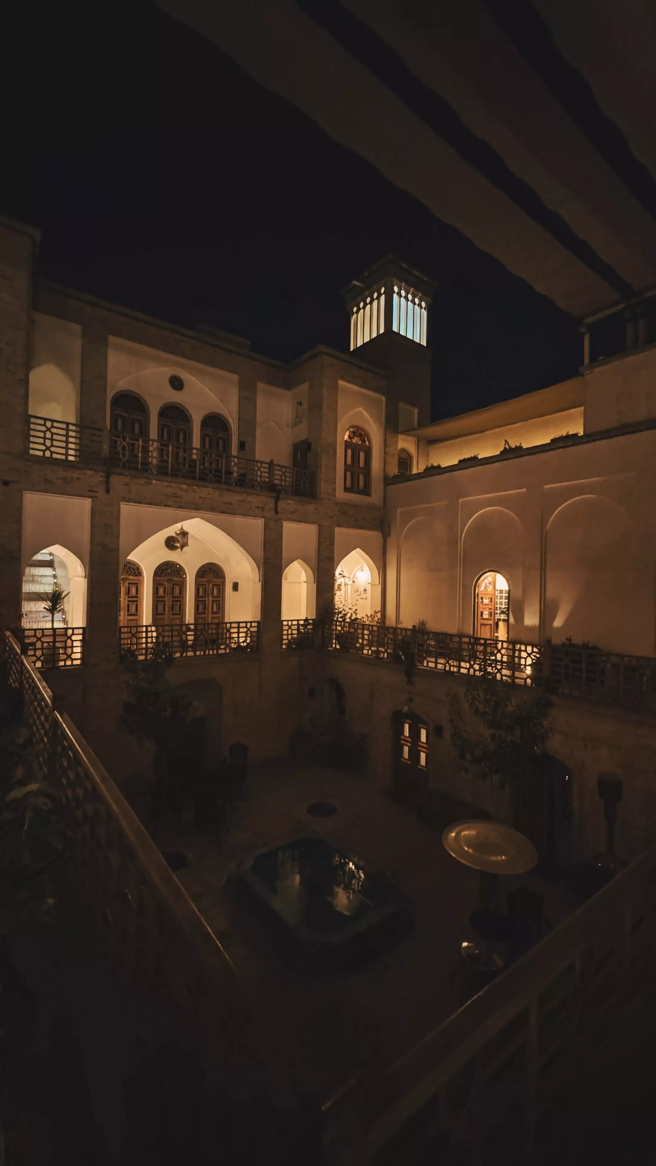حیاط مرکزی سنگ پلوی در شب