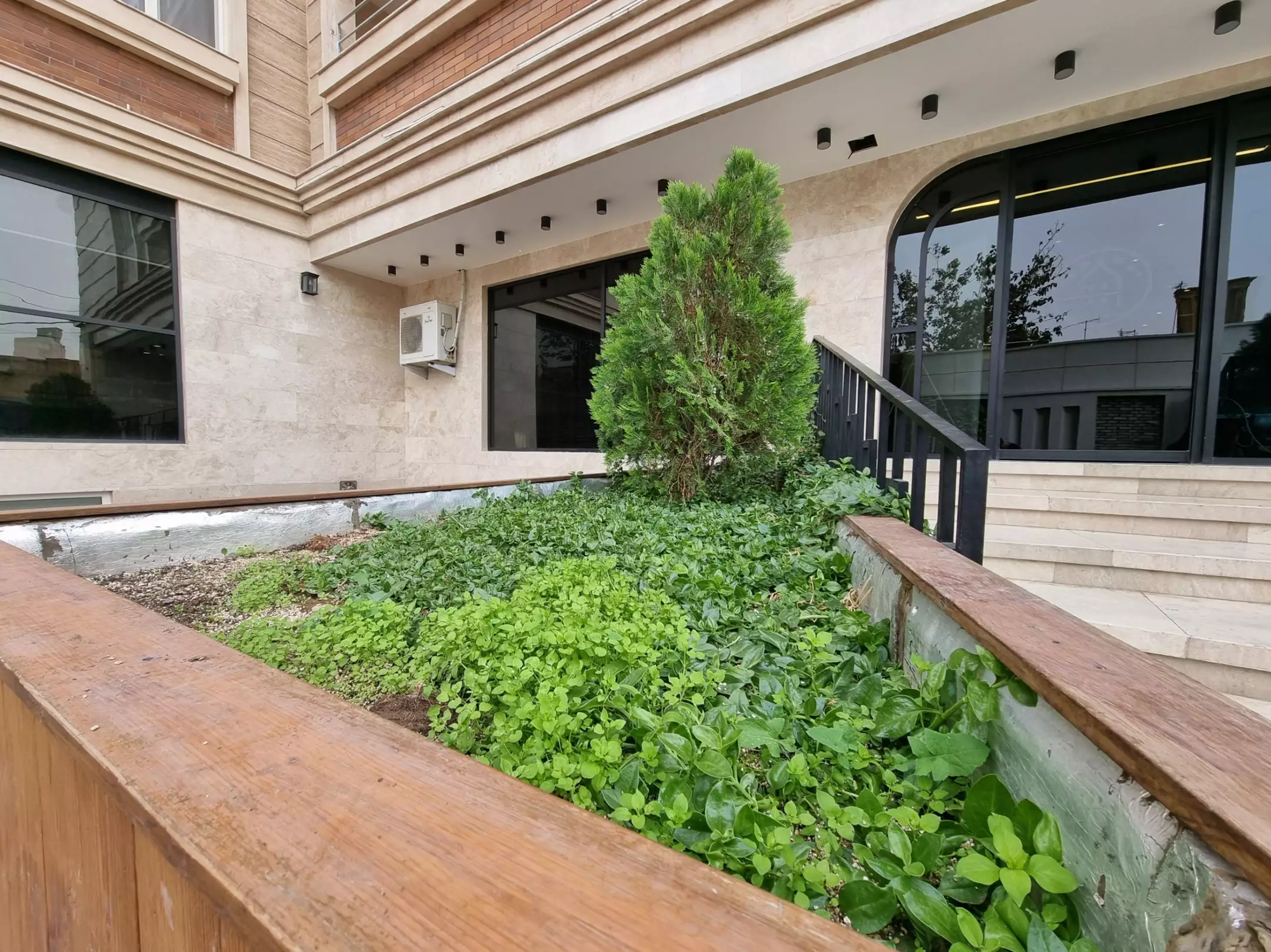 باغچه سبز ورودی هتل فاطیما