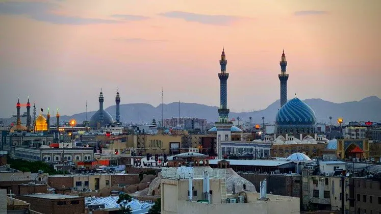 نمای گنبد و منارههای حرم در غروب مشهد