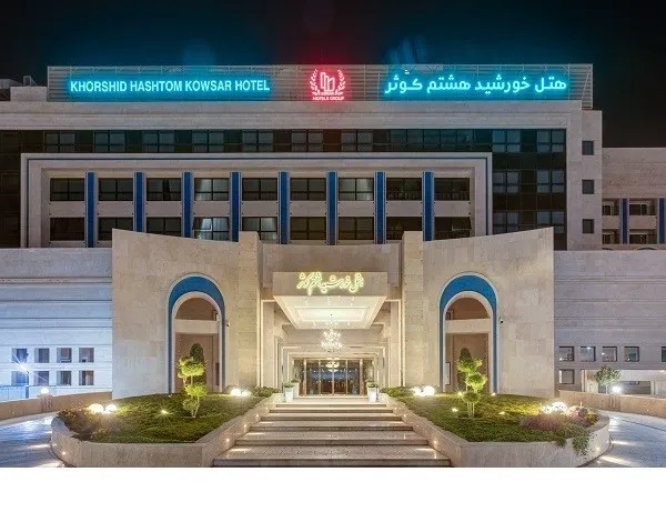 ورودی روشن هتل خورشید هشتم در شب