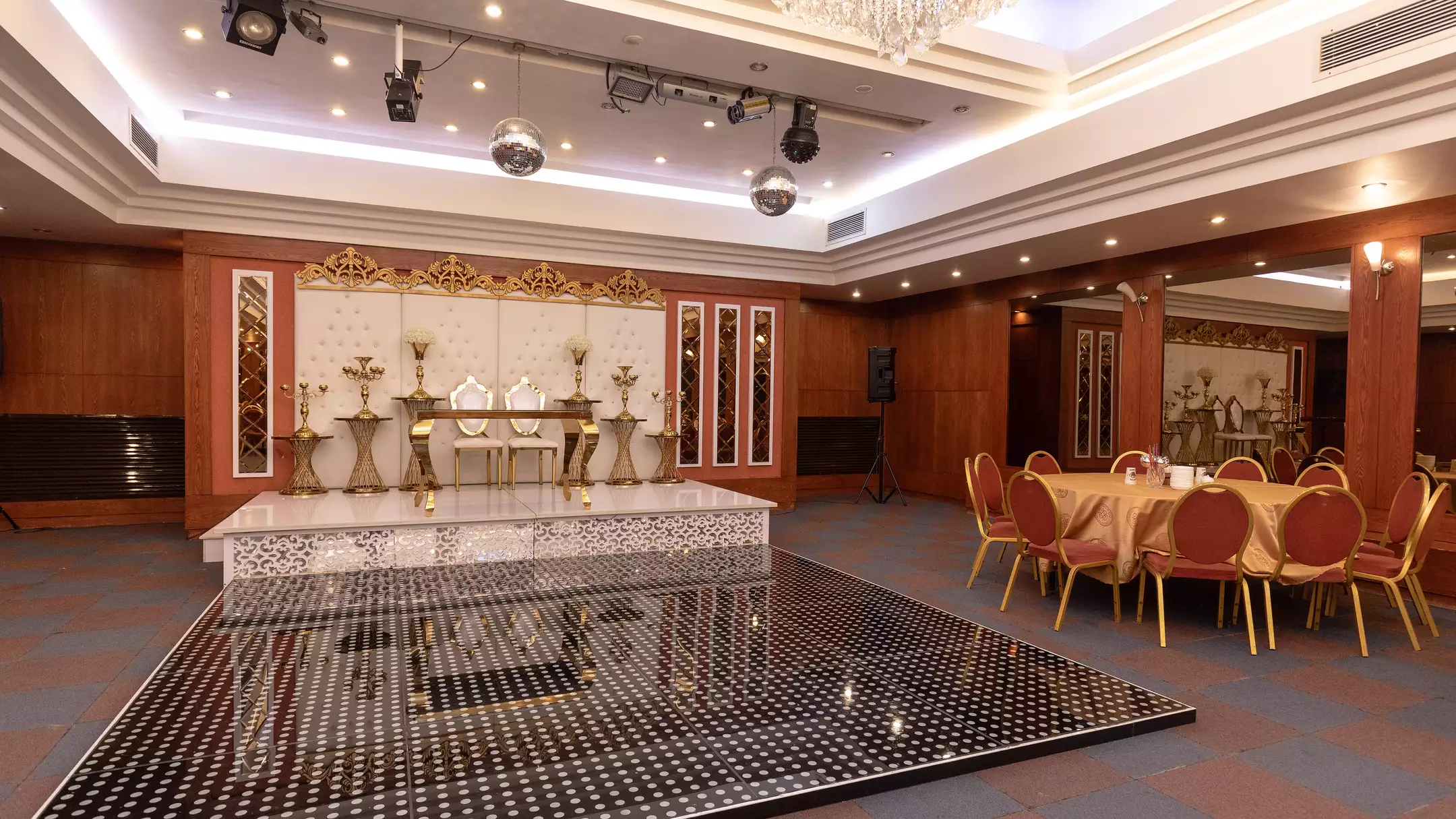 جایگاه اجرای مراسم در سالن هتل بزرگ