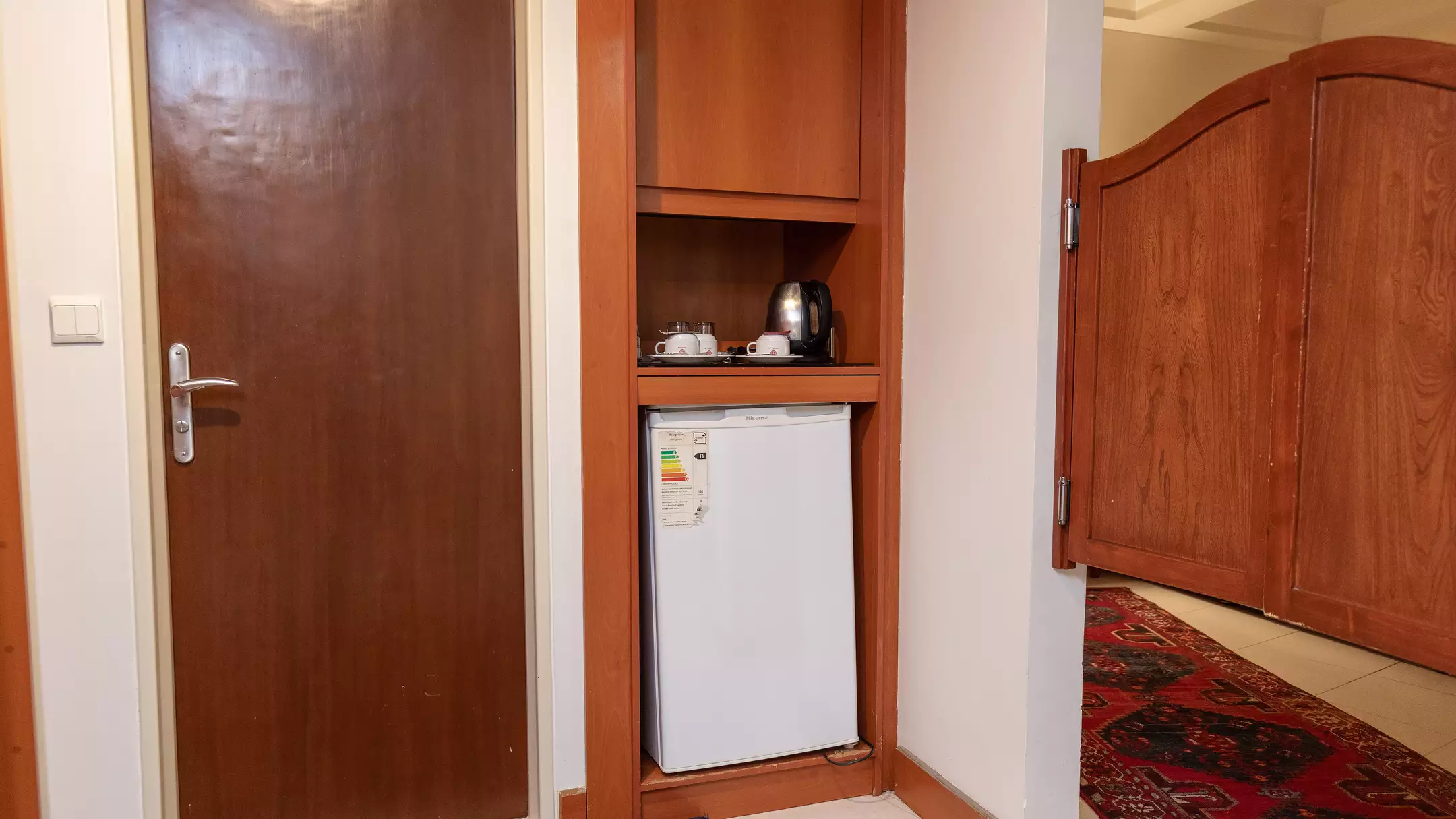 یخچال و کتری برقی در فضای ورودی اتاق هتل بزرگ