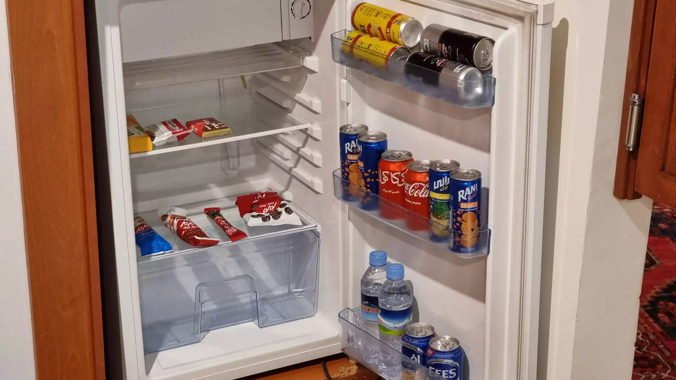 مینی‌بار هتل بزرگ با نوشیدنی و تنقلات