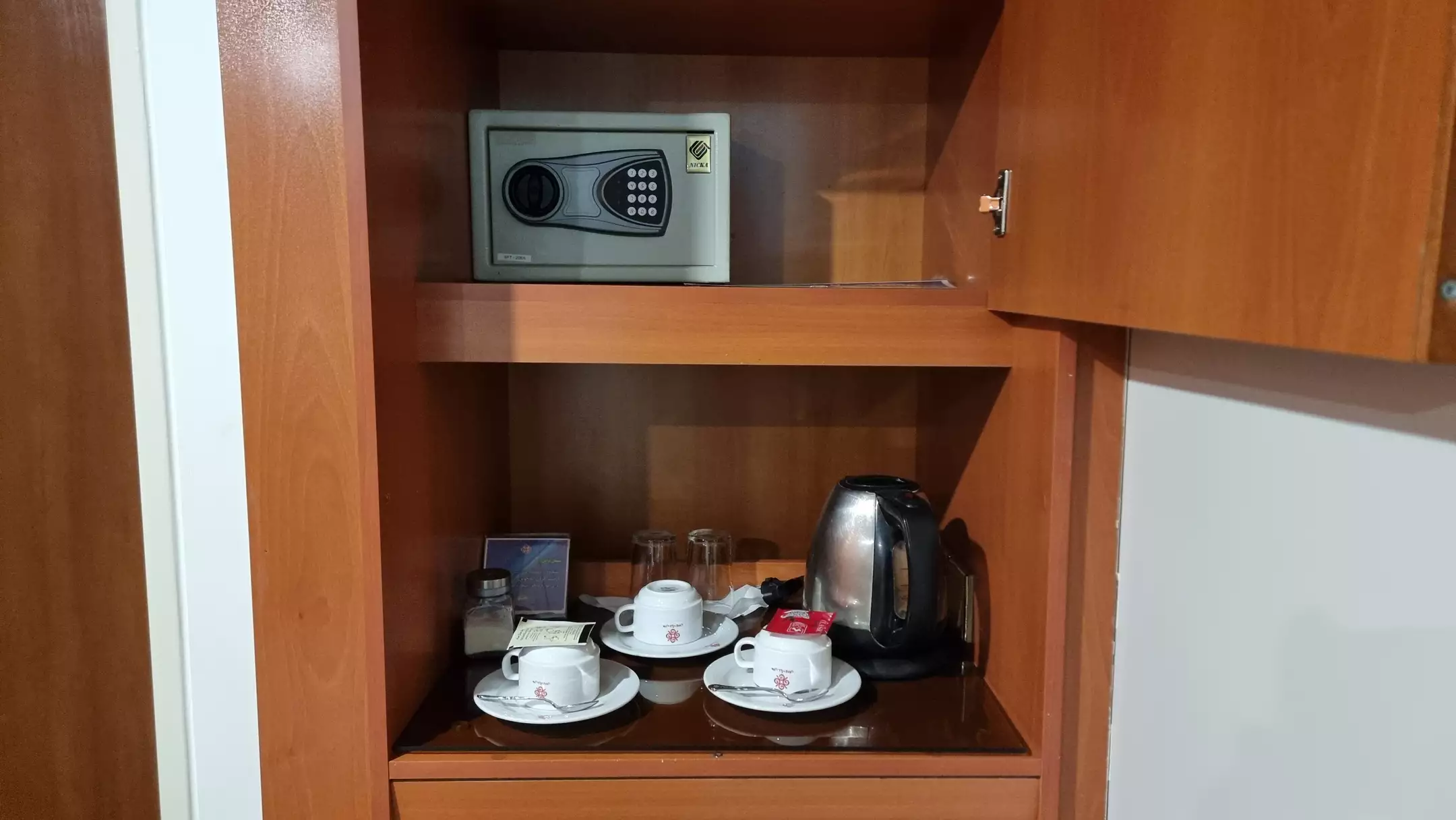 گاوصندوق و کتری برقی در اتاق هتل بزرگ