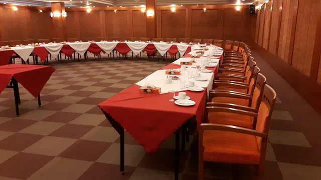 چیدمان میزهای پذیرایی در سالن بزرگ