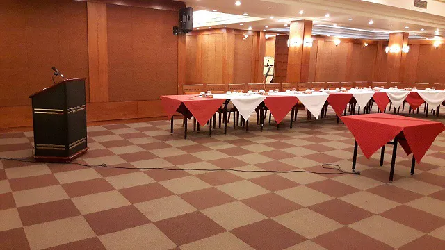 سالن جلسه هتل بزرگ با میزهای چیده‌شده