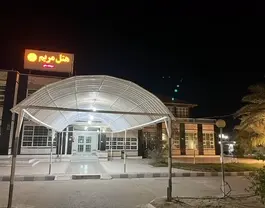 نمای ورودی هتل مریم جزیره در شب