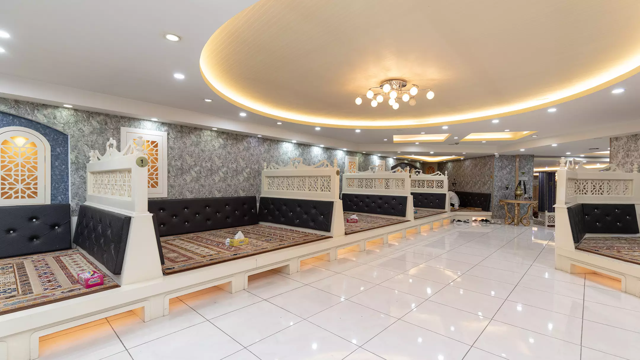 تخت‌های سنتی نشیمن در سالن هتل یاکاموز