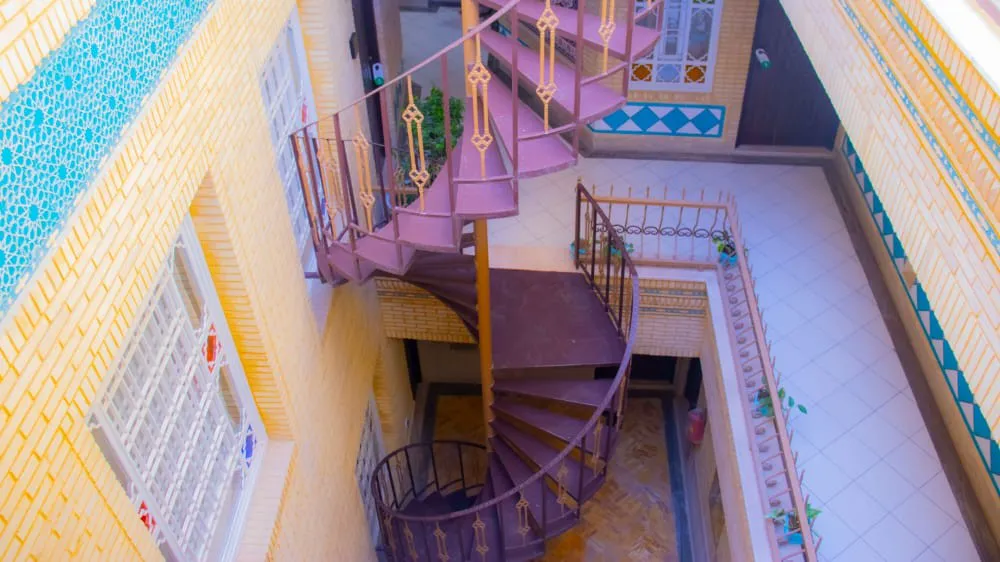 راهپله مارپیچ بنفش در هتل گل افرا