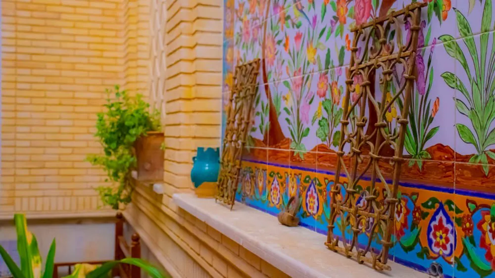 کاشیکاری گلدار و گلدان آبی در هتل گل افرا