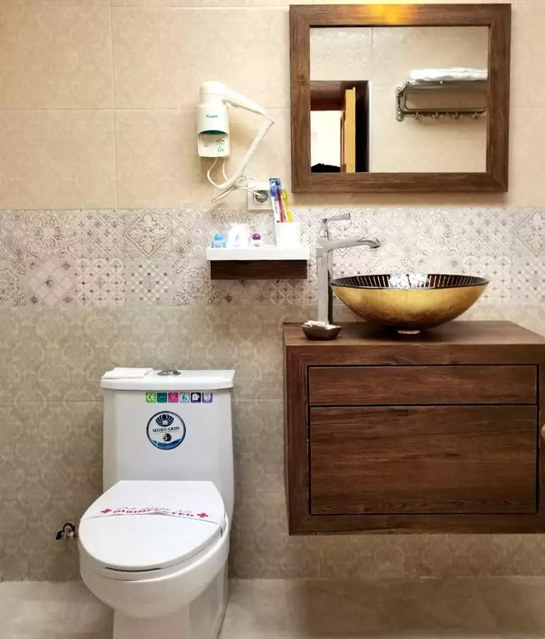 حمام کاروانیکا با روشویی کاسه‌ای و کابینت چوبی