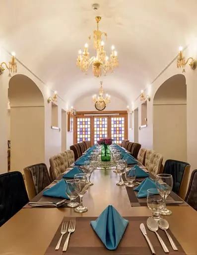 میز چیده‌شده رستوران کاروانیکا
