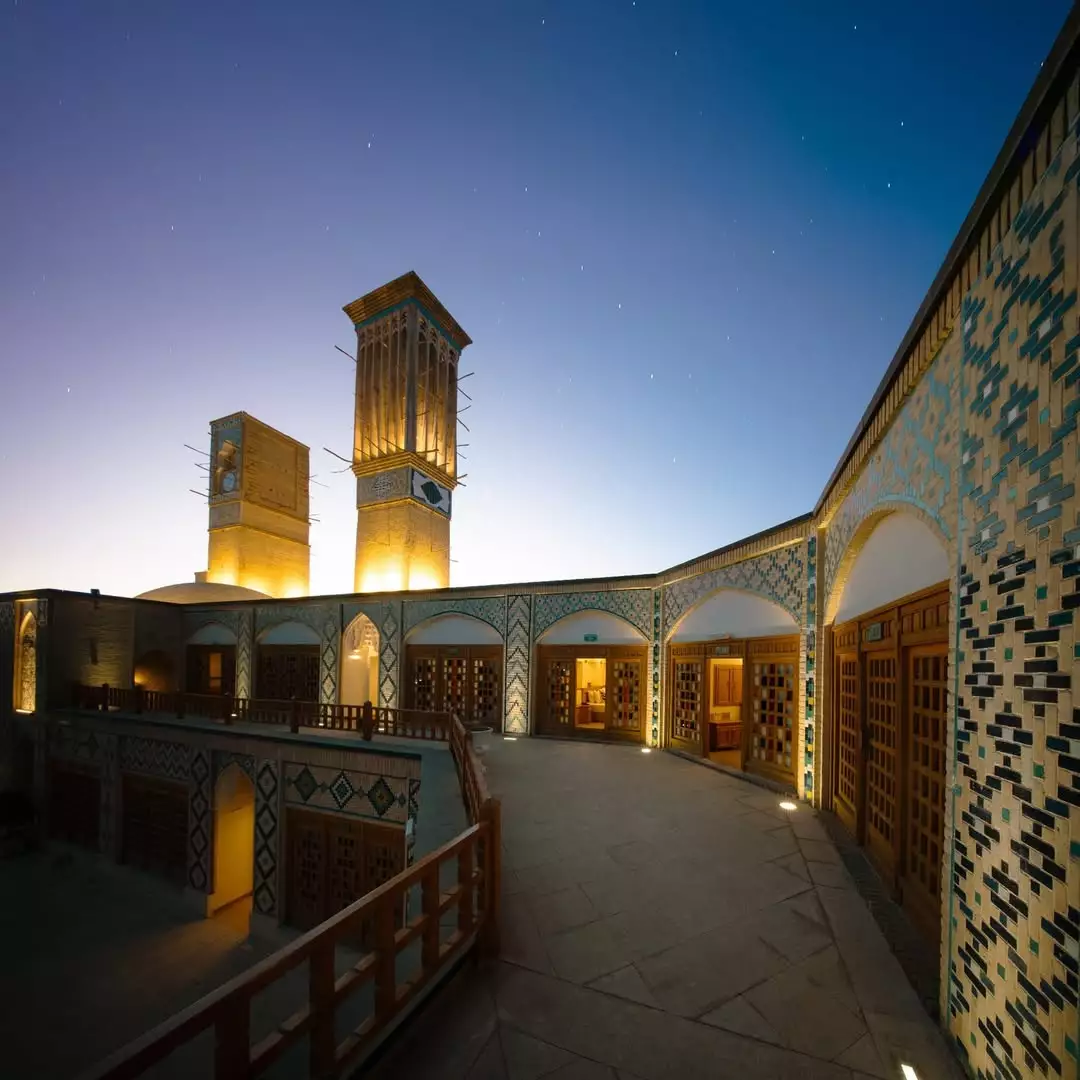 حیاط شبانه کاروانیکا با کاشی‌کاری و بادگیر