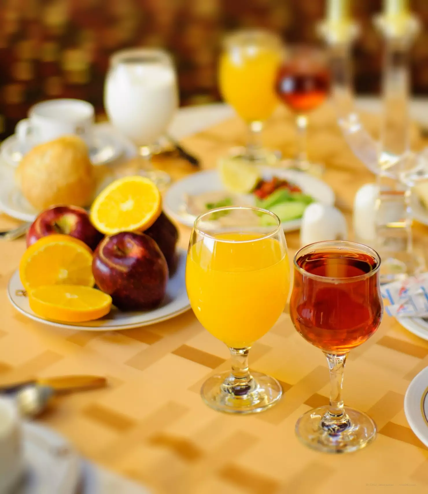 آبمیوه، چای و میوه در میز هتل امیرکبیر