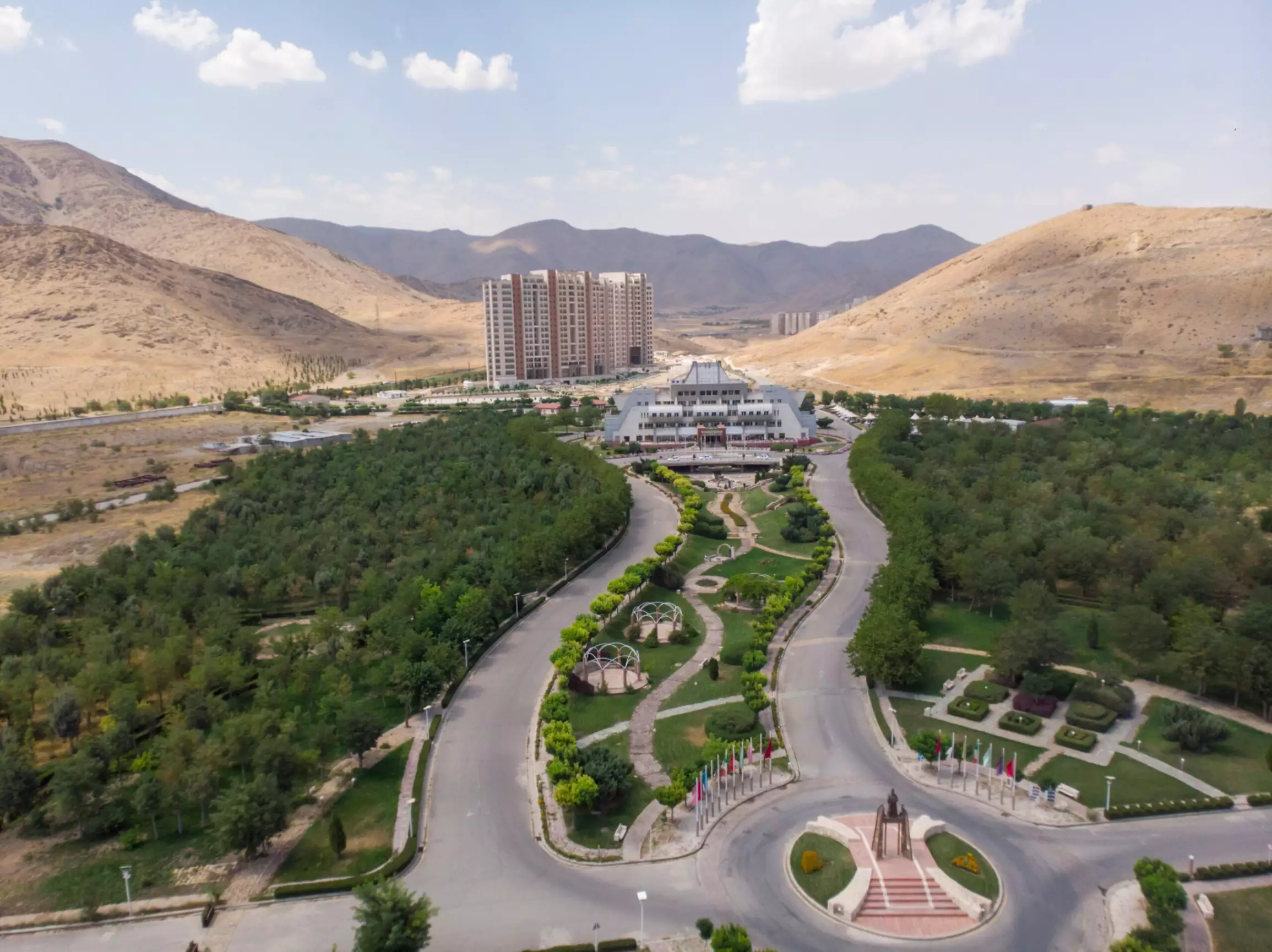 نمای هوایی هتل امیرکبیر میان باغ و کوهستان