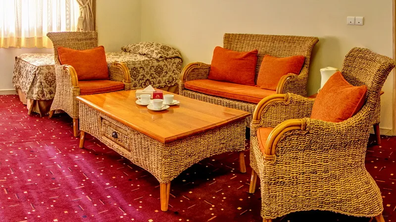 مبلمان حصیری و میز چوبی در نشیمن هتل امیرکبیر