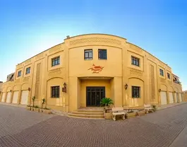 نمای بیرونی هتل آستانه با نمای آجری
