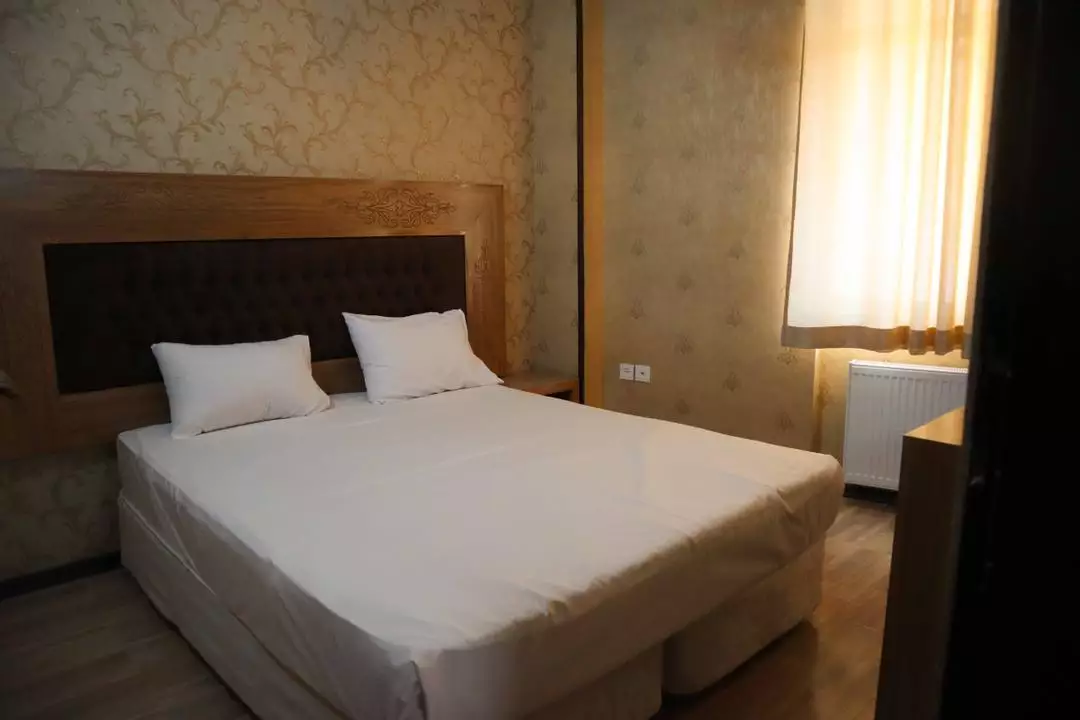 تخت دونفره با پنجره نورگیر در مهریز