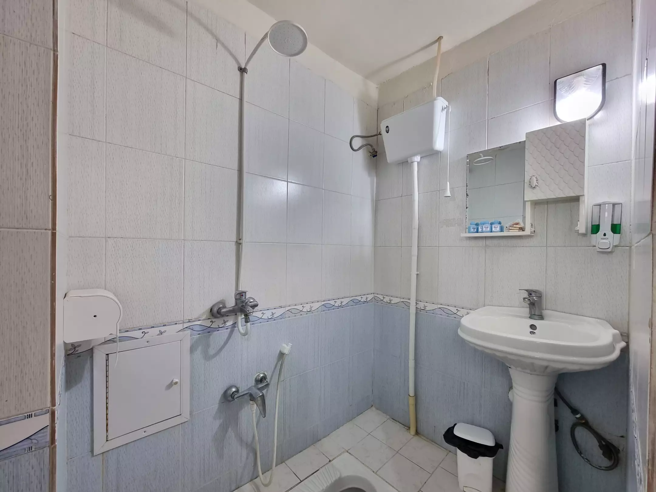 حمام هتل بین الحرمین با دوش و روشویی
