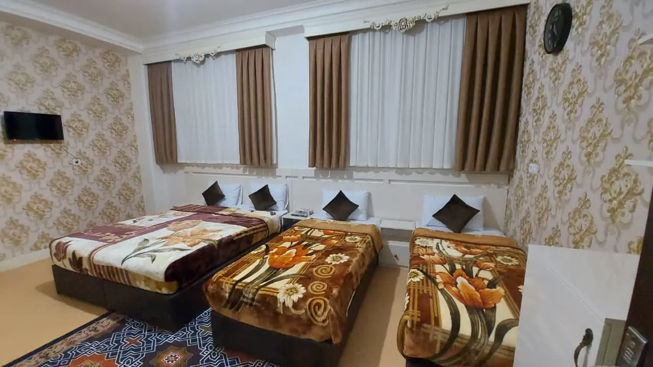 سه تخت یکنفره با روتختی طرحدار در بین الحرمین