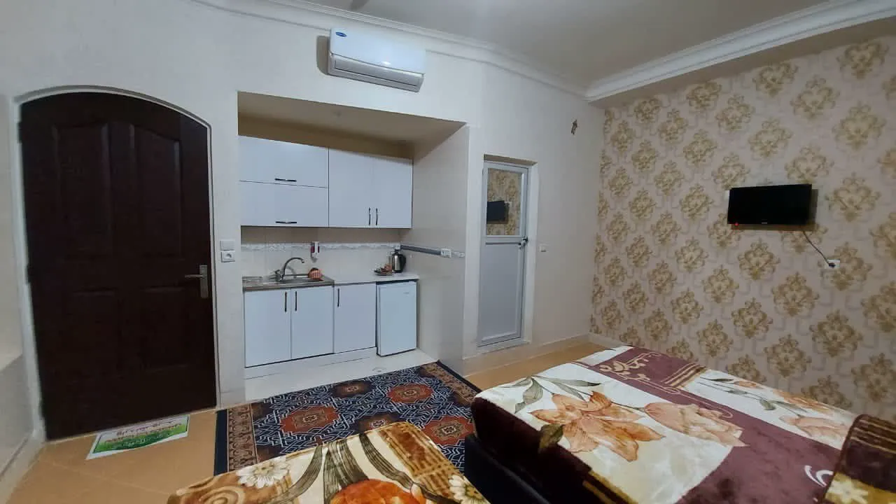 اتاق بین الحرمین با تخت و آشپزخانه کوچک