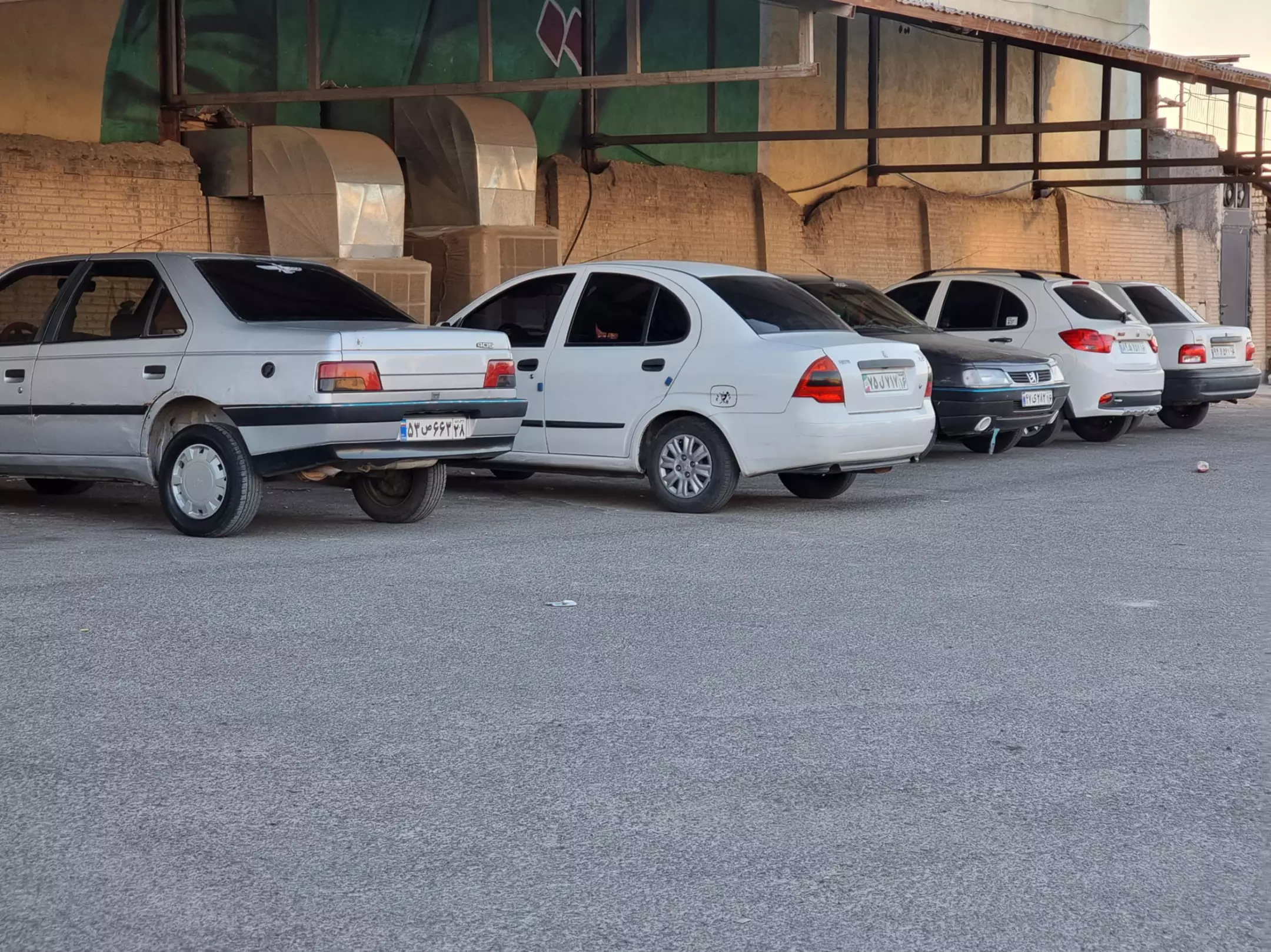 پارک خودروها در محوطه هتل ونوس