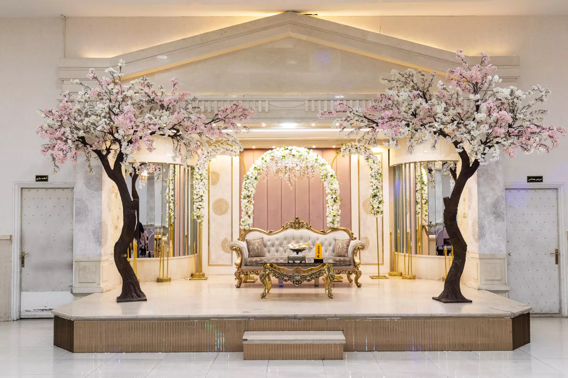 جایگاه تزئینی هتل ونوس با درختان شکوفهدار