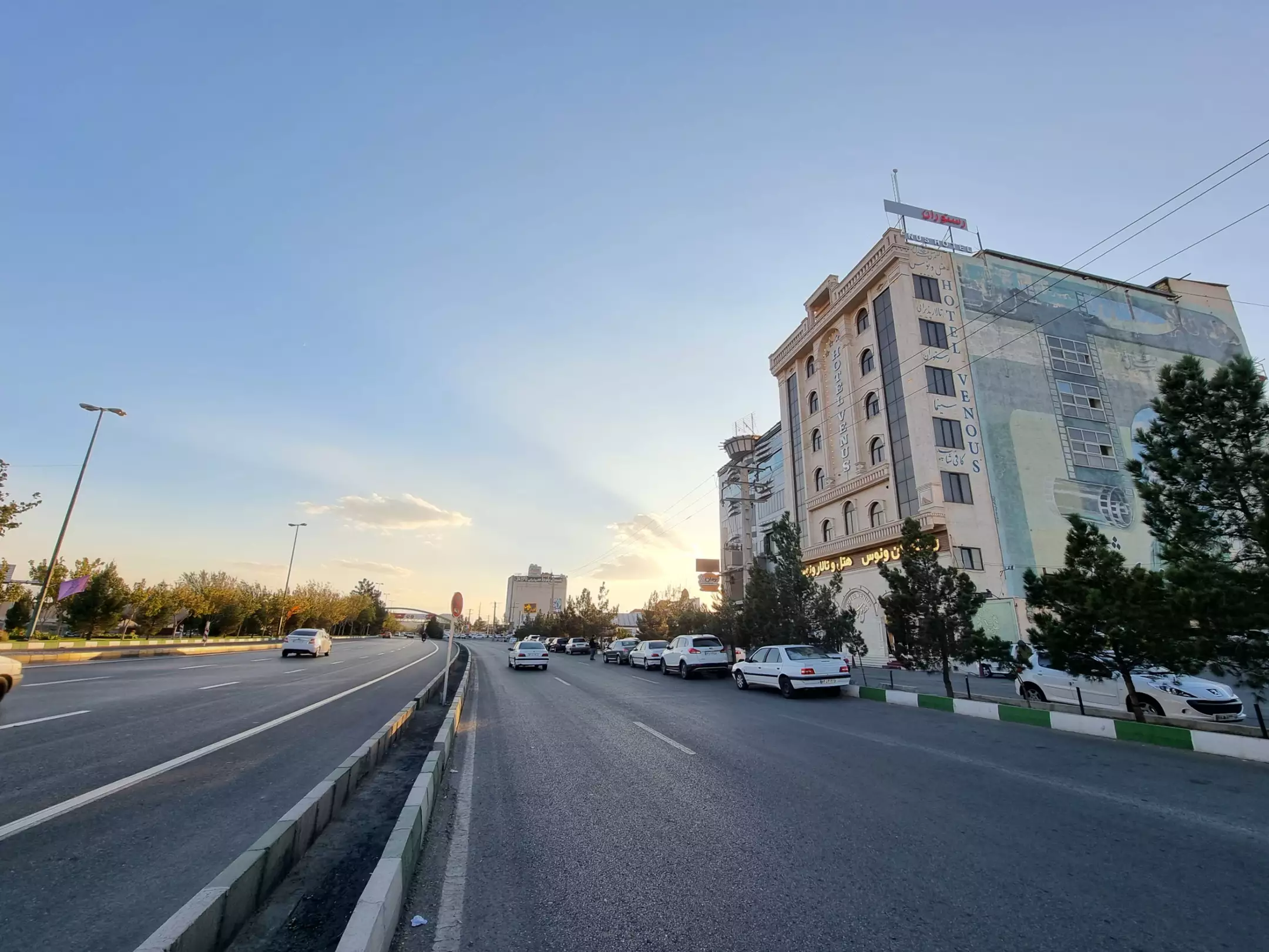 نمای بیرونی هتل ونوس کنار خیابان
