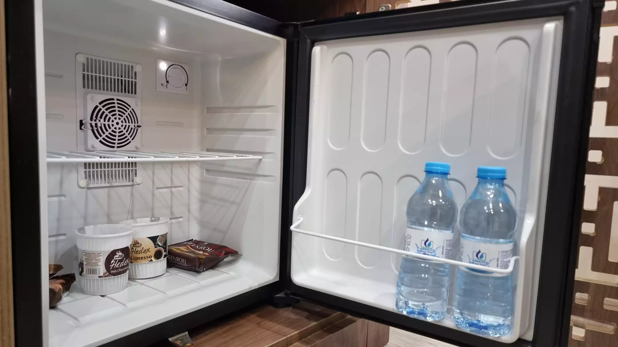 یخچال کوچک اتاق هتل کارا با آب و خوراکی