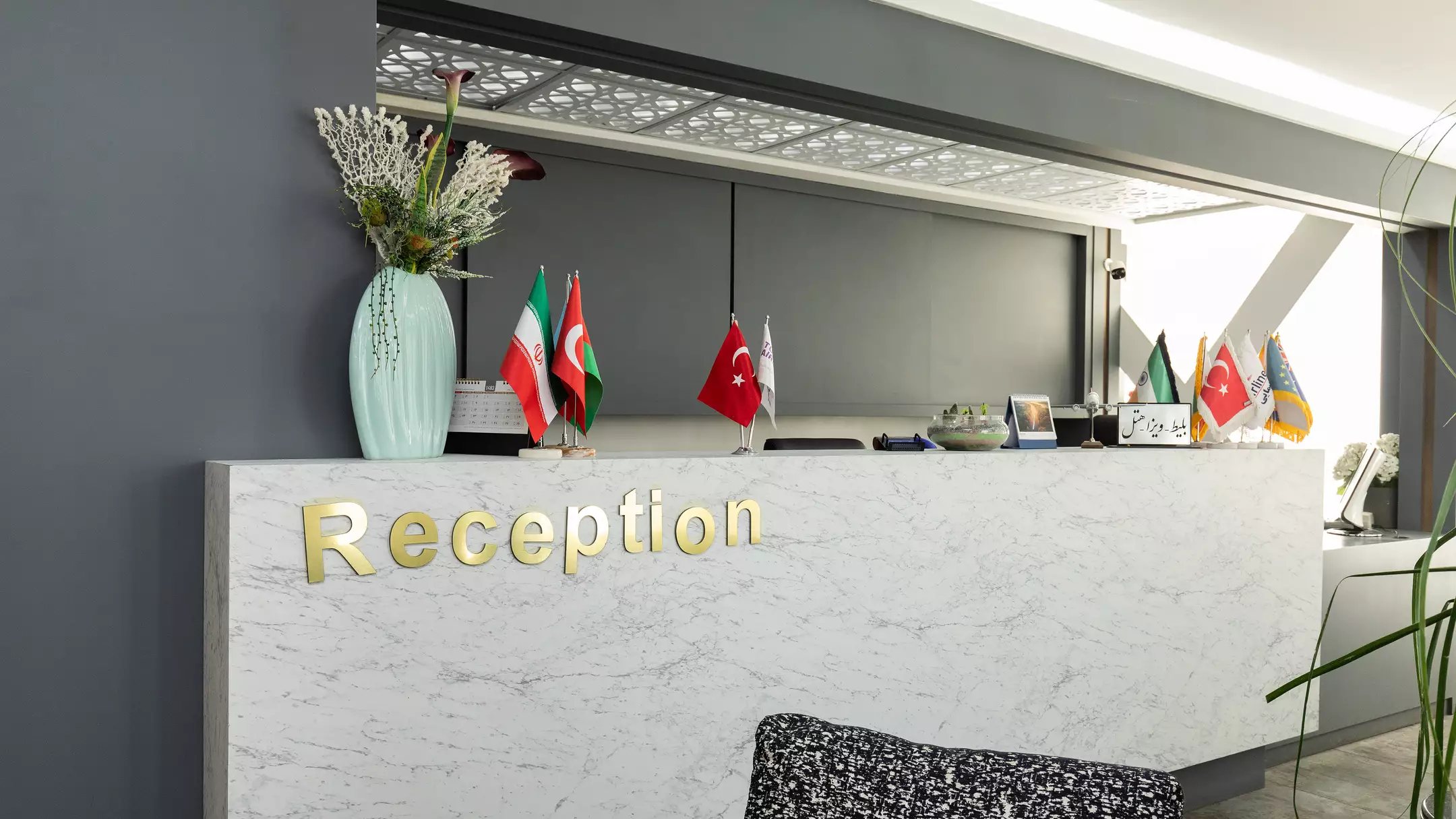 پذیرش هتل کارا با پیشخوان مرمری و پرچمها