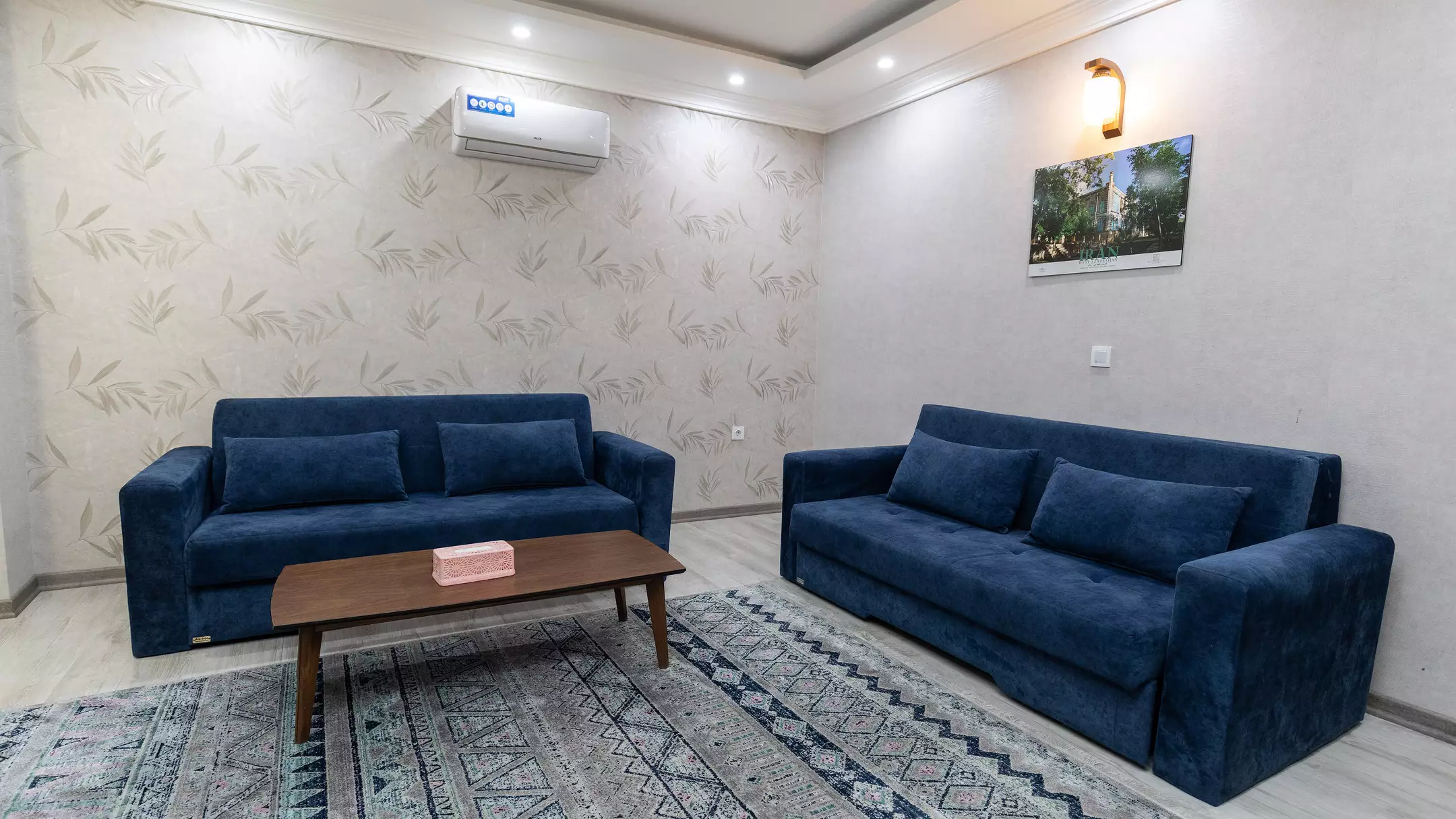نشیمن با دو کاناپه آبی هتل کارا