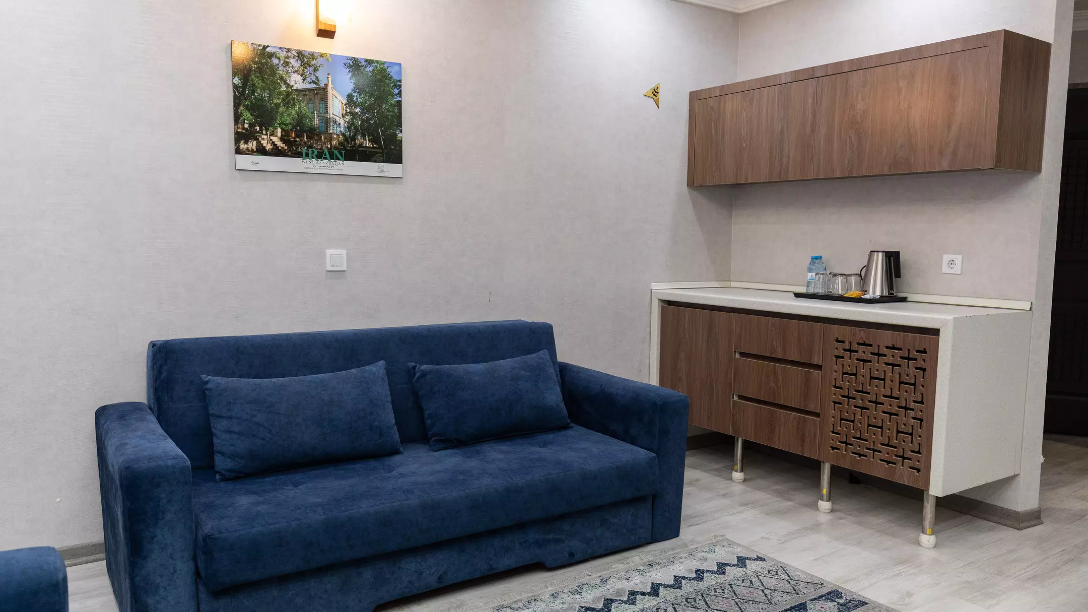 کاناپه آبی و کابینت پذیرایی هتل کارا