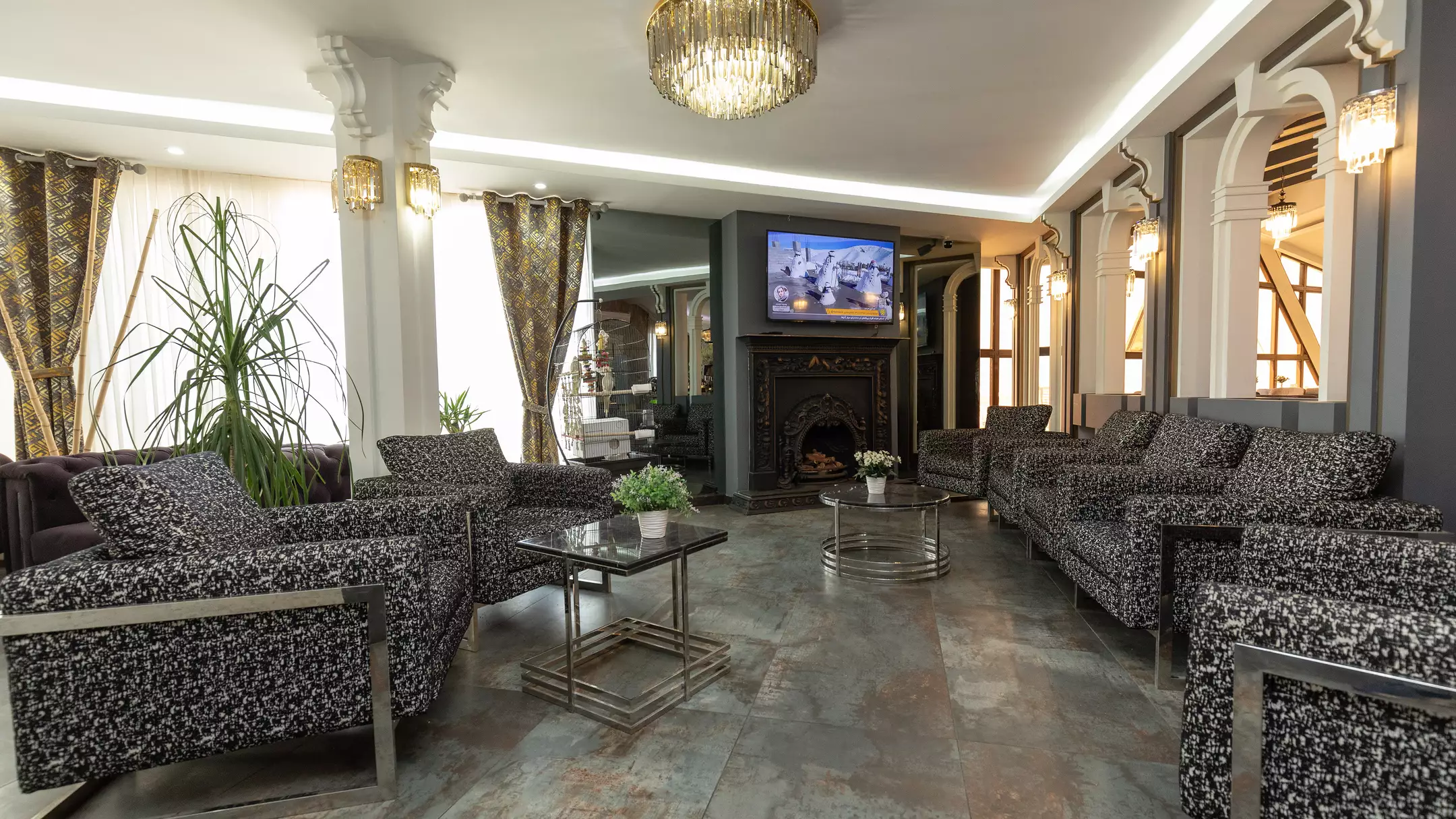 سالن نشیمن با مبلمان طرح‌دار هتل کارا
