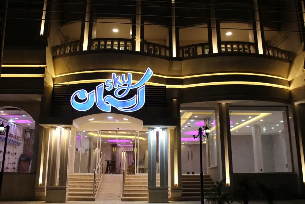 ورودی نورپردازیشده هتل آسمان جنوب در شب
