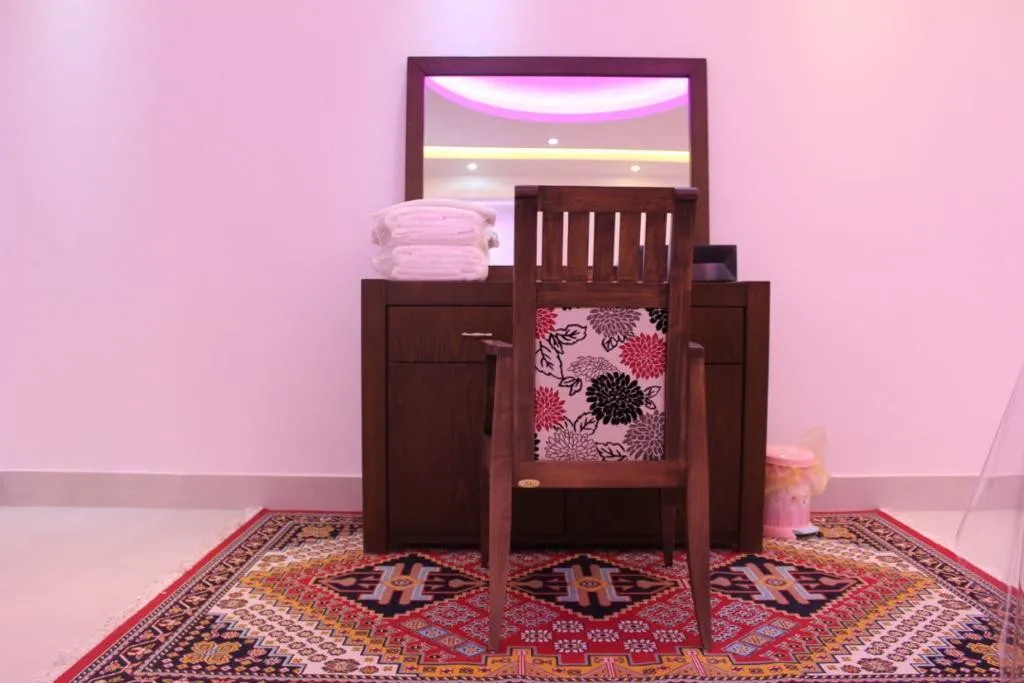 صندلی و کمد اتاق هتل آسمان جنوب