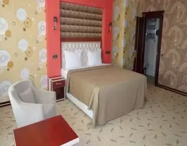 اتاق خواب با تخت دونفره در هتل گرند