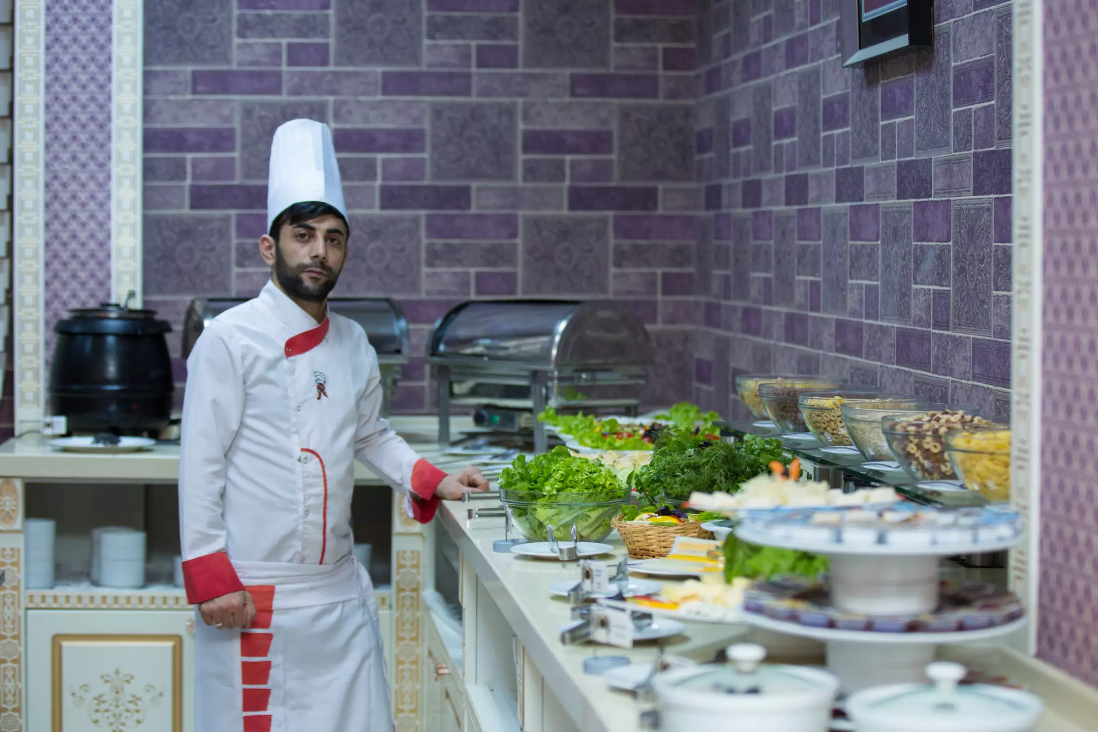 آشپز گرند کنار بوفه غذا