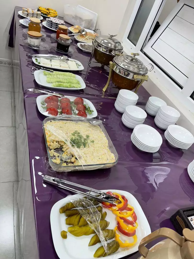 بوفه صبحانه هتل صدف با خوراکی و ظروف سرو