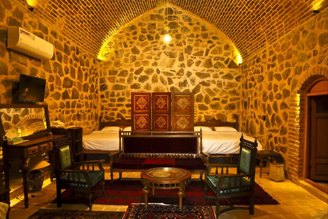 اتاق سنگی با تخت و مبلمان سنتی هتل کوهاب