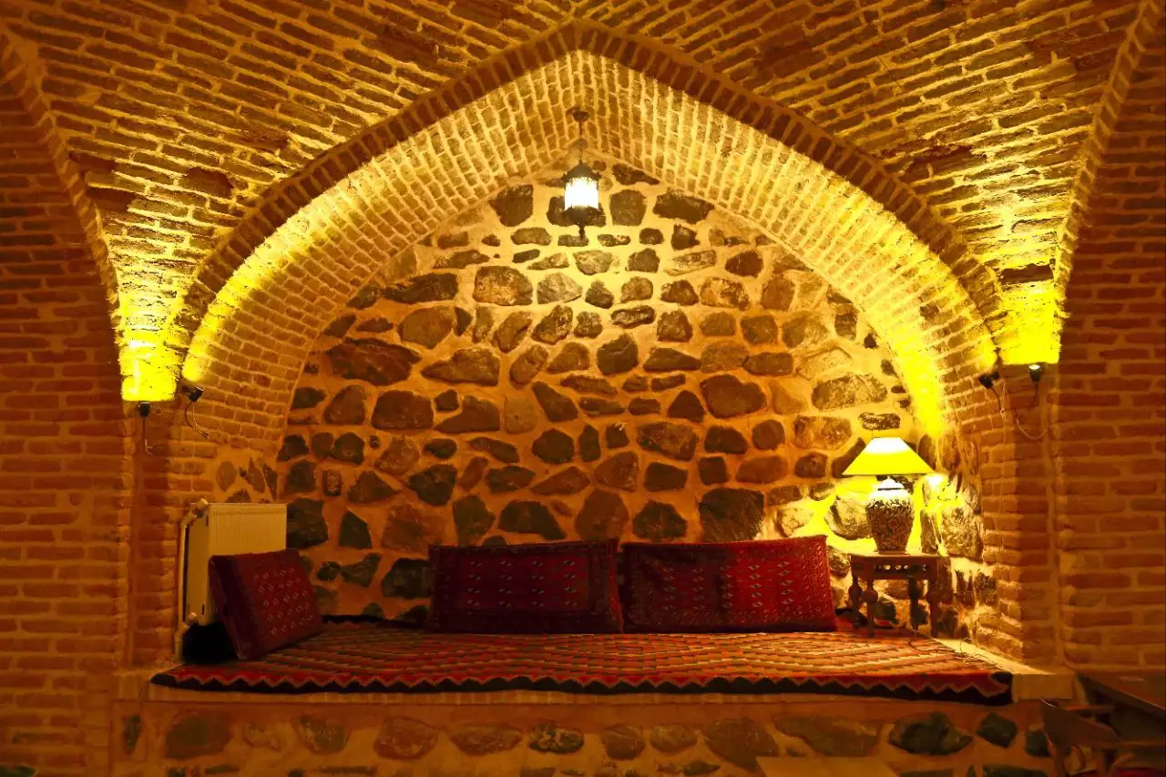 تخت سنتی زیر طاق آجری هتل کوهاب