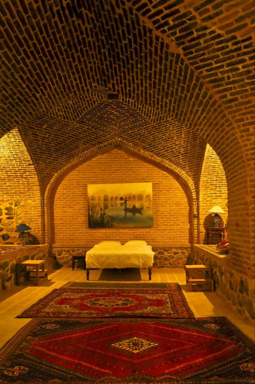 اتاق کاروانسرای کوهاب با طاق آجری و فرش ایرانی