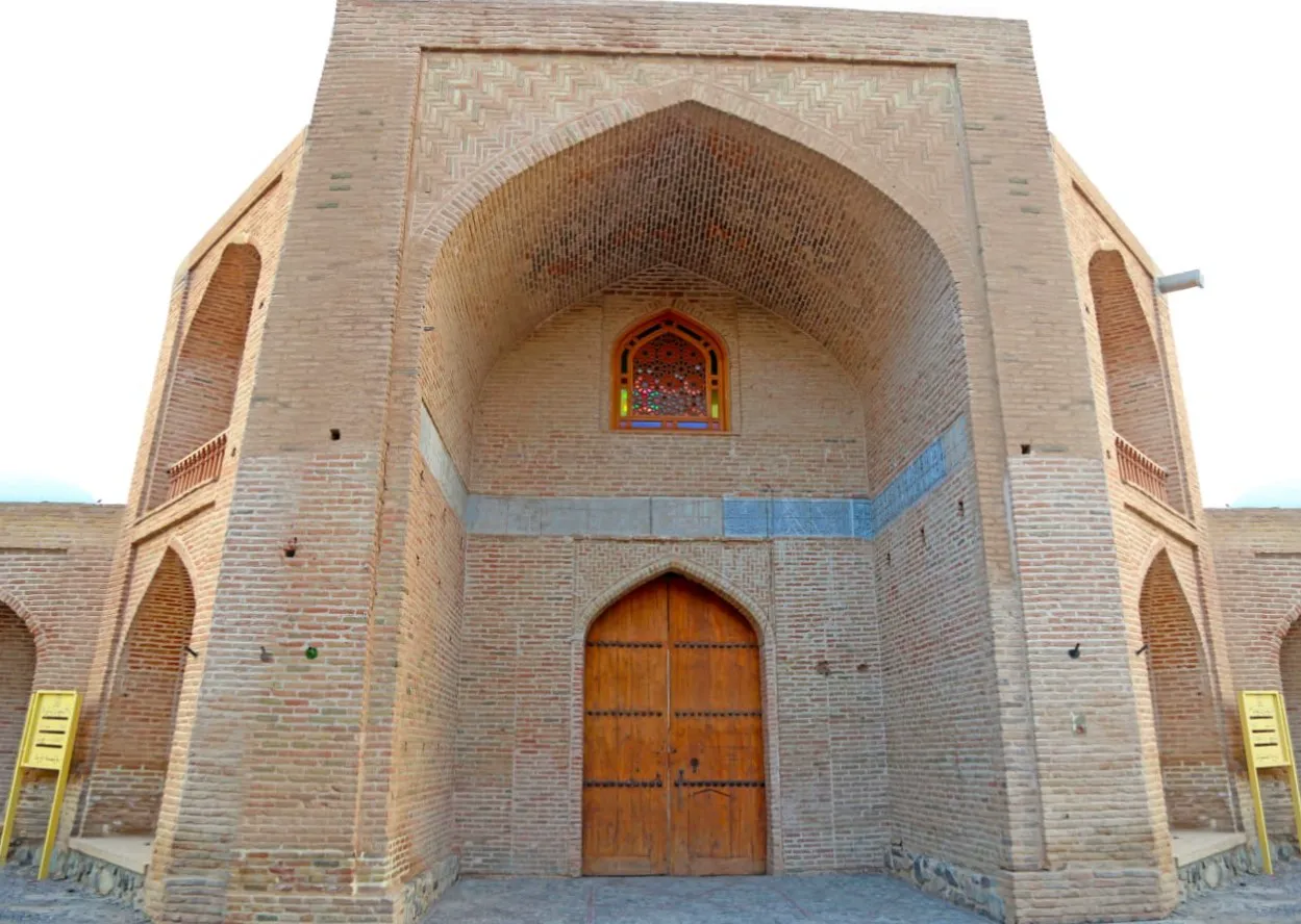 سردر آجری ورودی کاروانسرای کوهاب