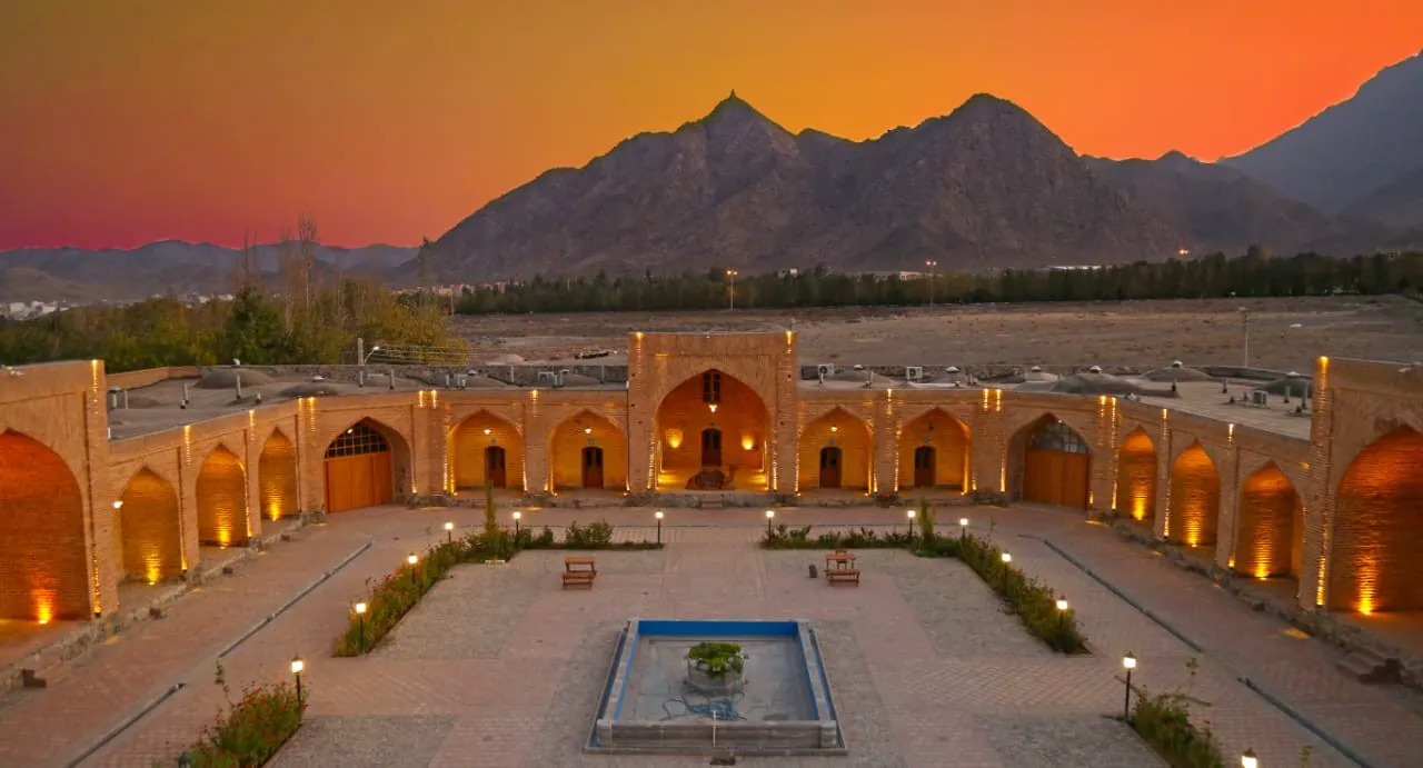 حیاط کاروانسرای کوهاب هنگام غروب با حوض مرکزی