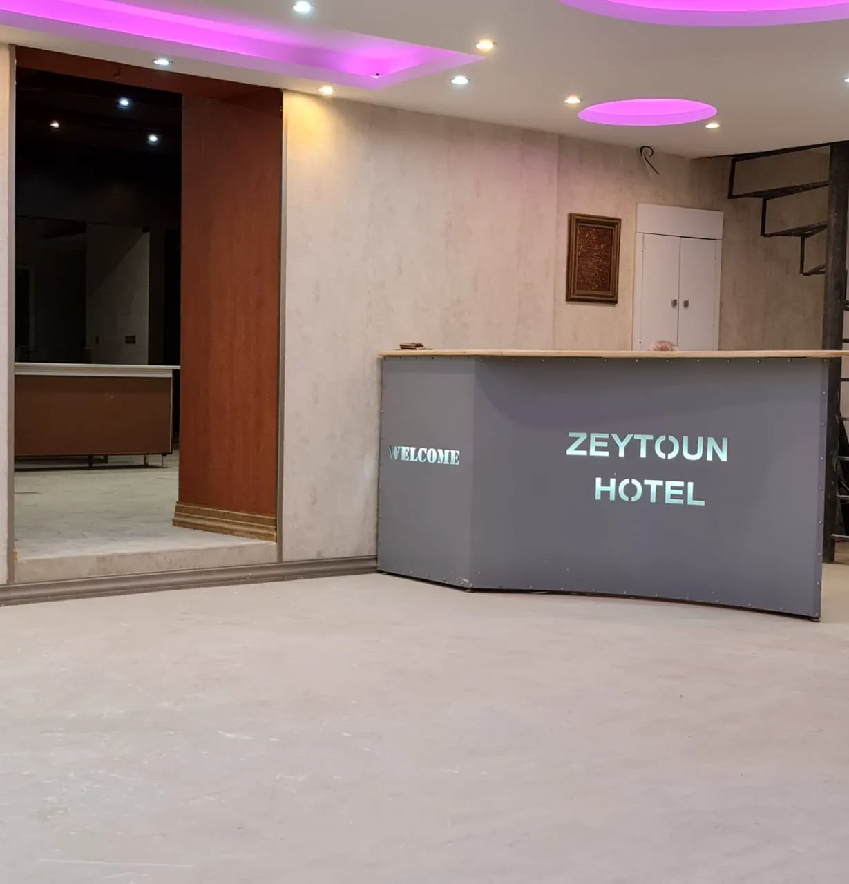 پذیرش هتل زیتون با پیشخوان خاکستری
