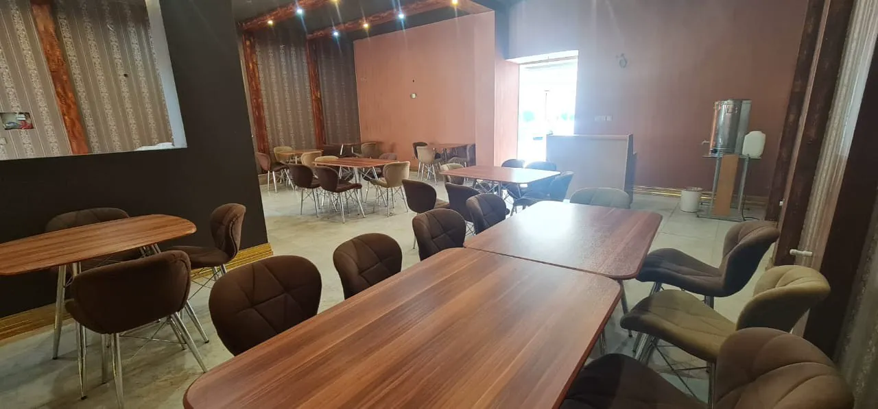 چیدمان میز و صندلی در سالن هتل زیتون