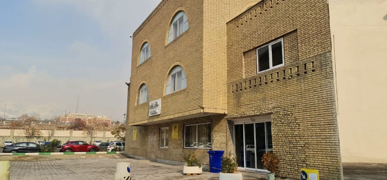 نمای بیرونی ساختمان آجری هتل زیتون